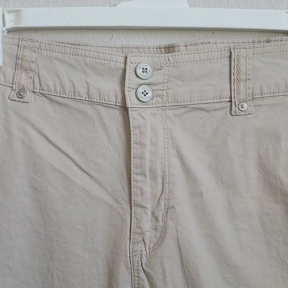 PLUS SIZE GLORIA VANDERBILT CAPRI PANTS - Picture 2 of 10